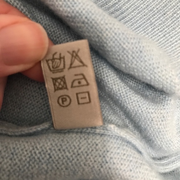 Fedi 100% Cashmere V-neck Sweater, Light Blue - Picture 8 of 8